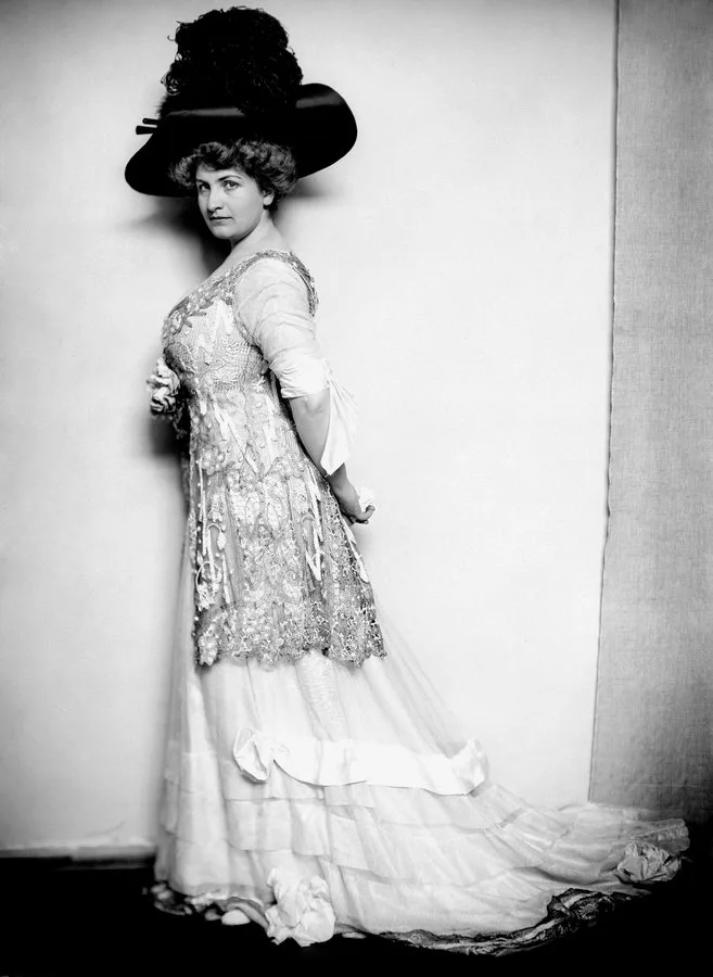 Alma Mahler portrait photograph, 1909