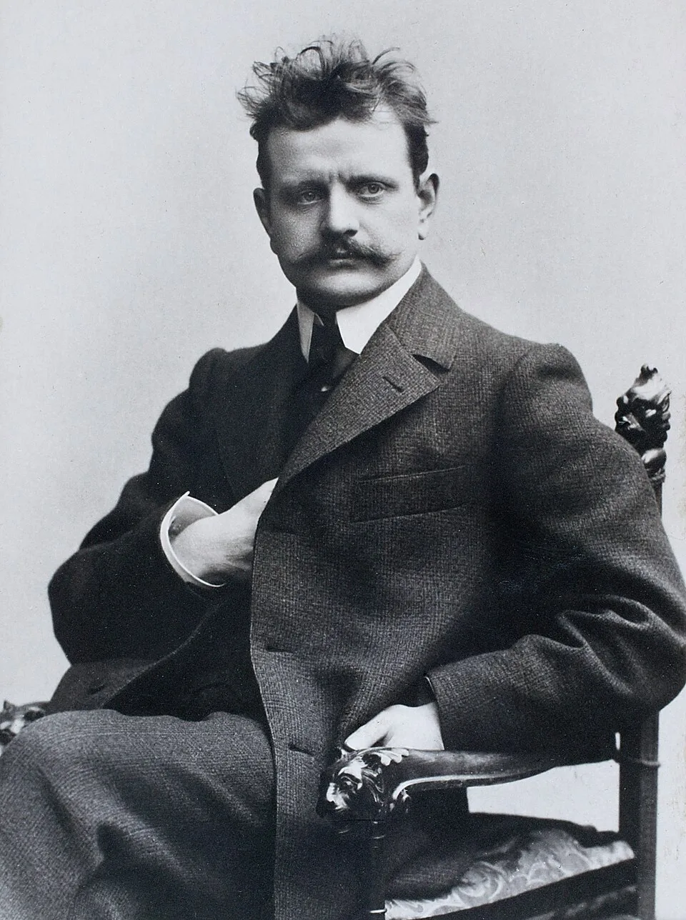 A thoughtful photo of Sibelius around 1898-1900, at the height of his creative powers.