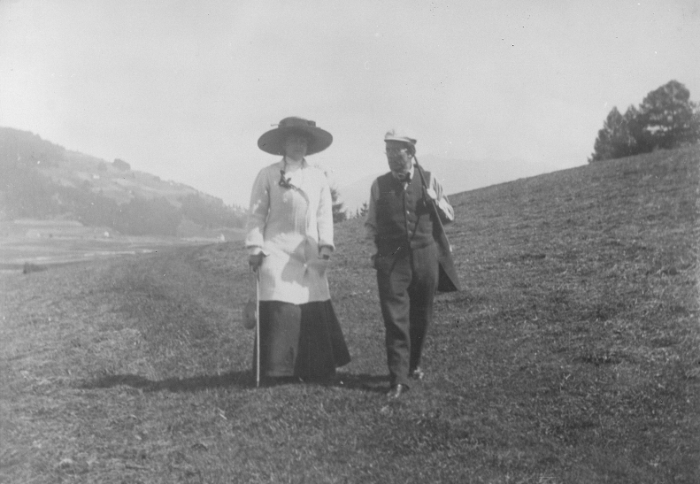 Black-and-white 1909 photograph of Gustav Mahler walking outdoors with his wife Alma
