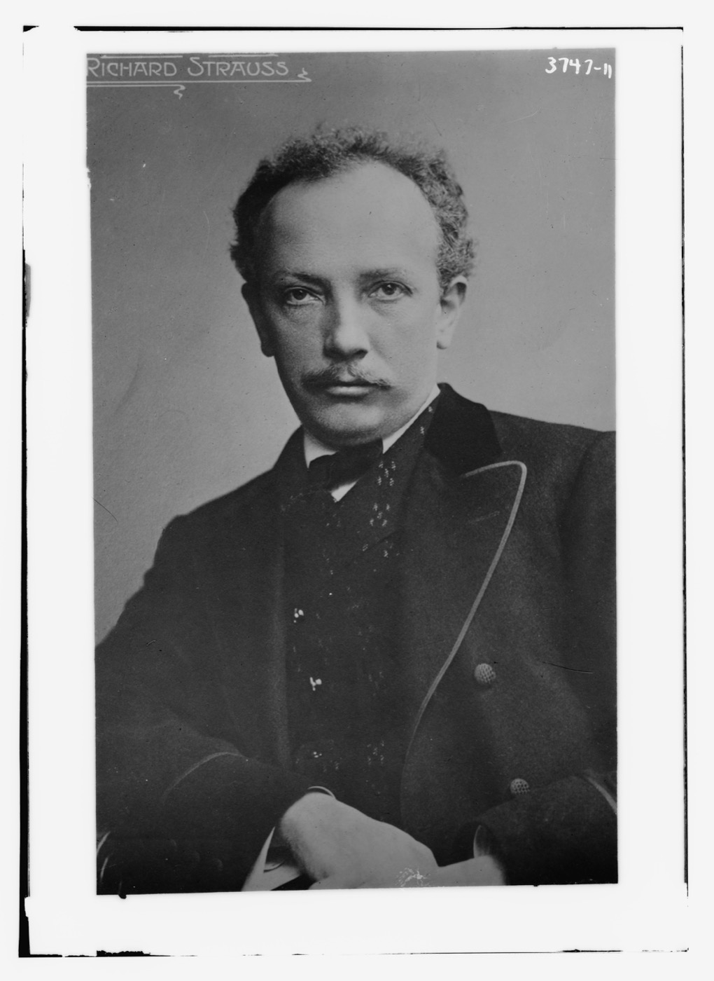 Portrait photograph of the young composer Richard Strauss